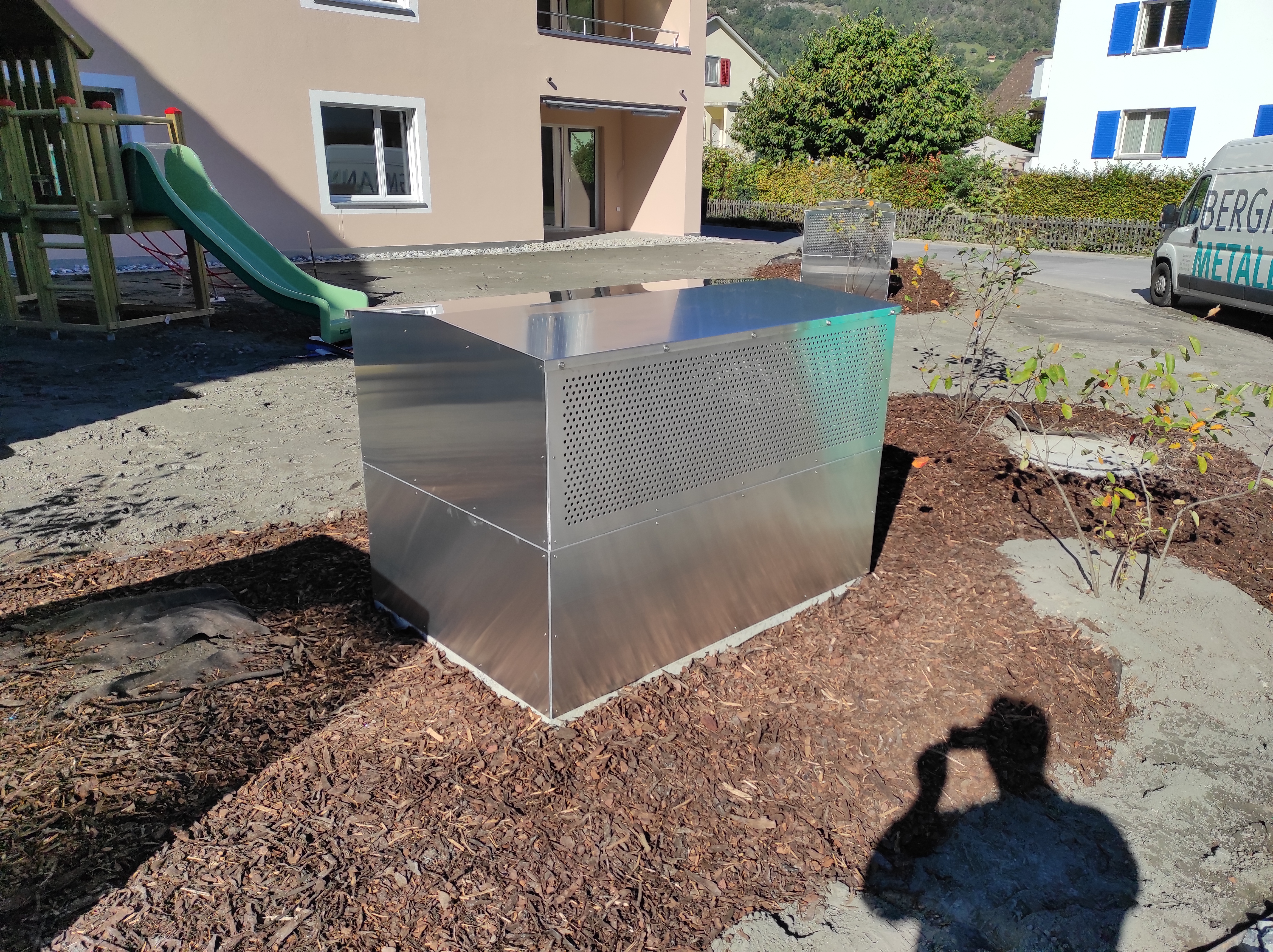 Überdachung aus Metall und Glas an einem Wohnhaus