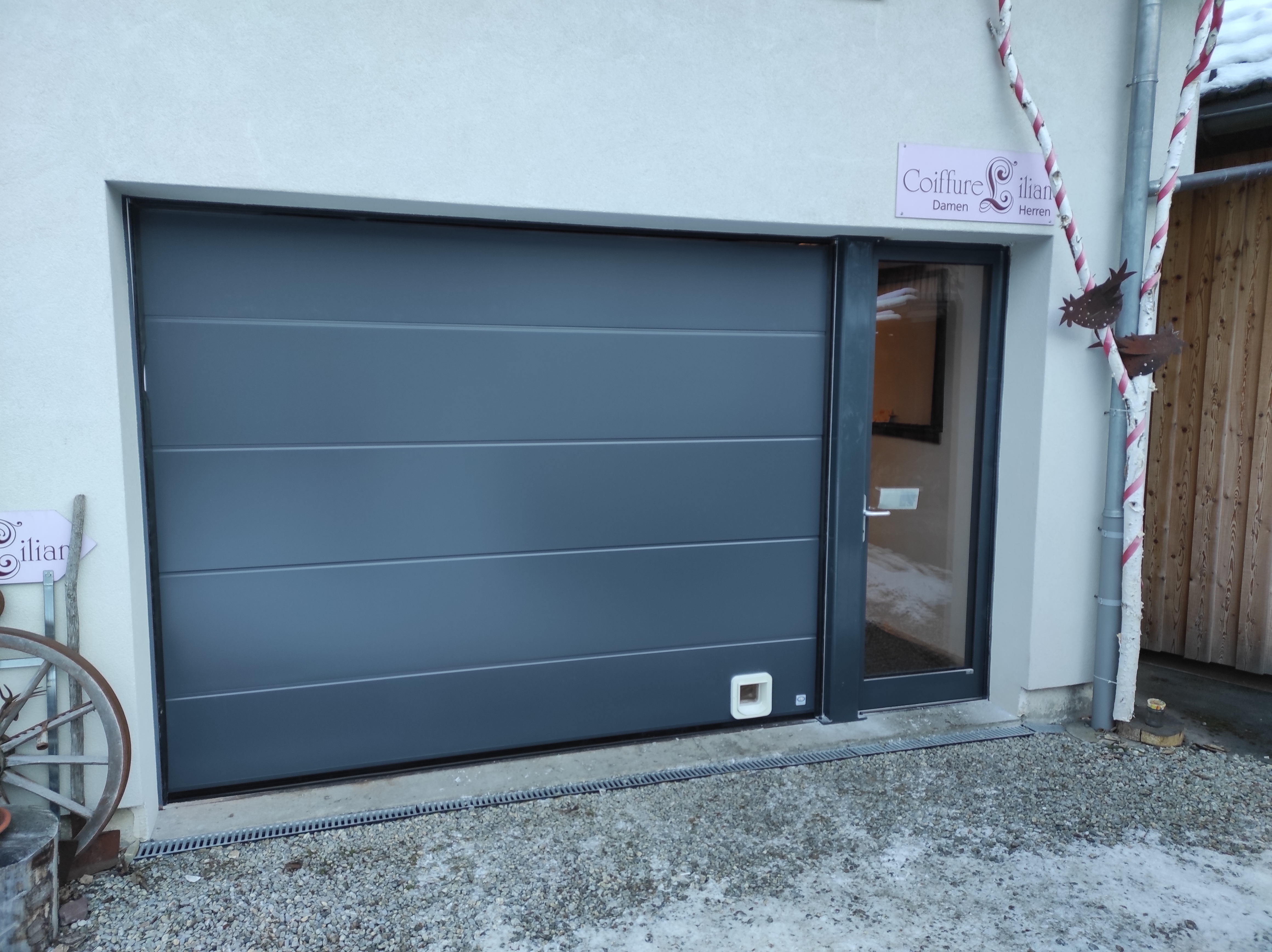 Modernes graues Garagentor mit integrierter Tür