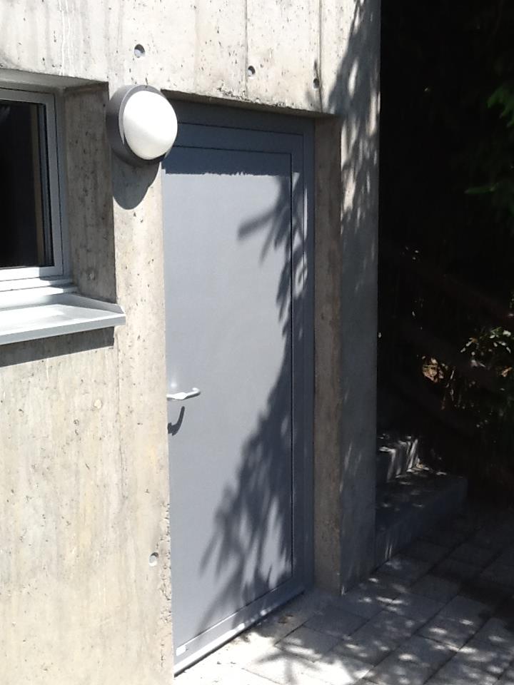 Massgefertigte Metalltür an einem Gebäude