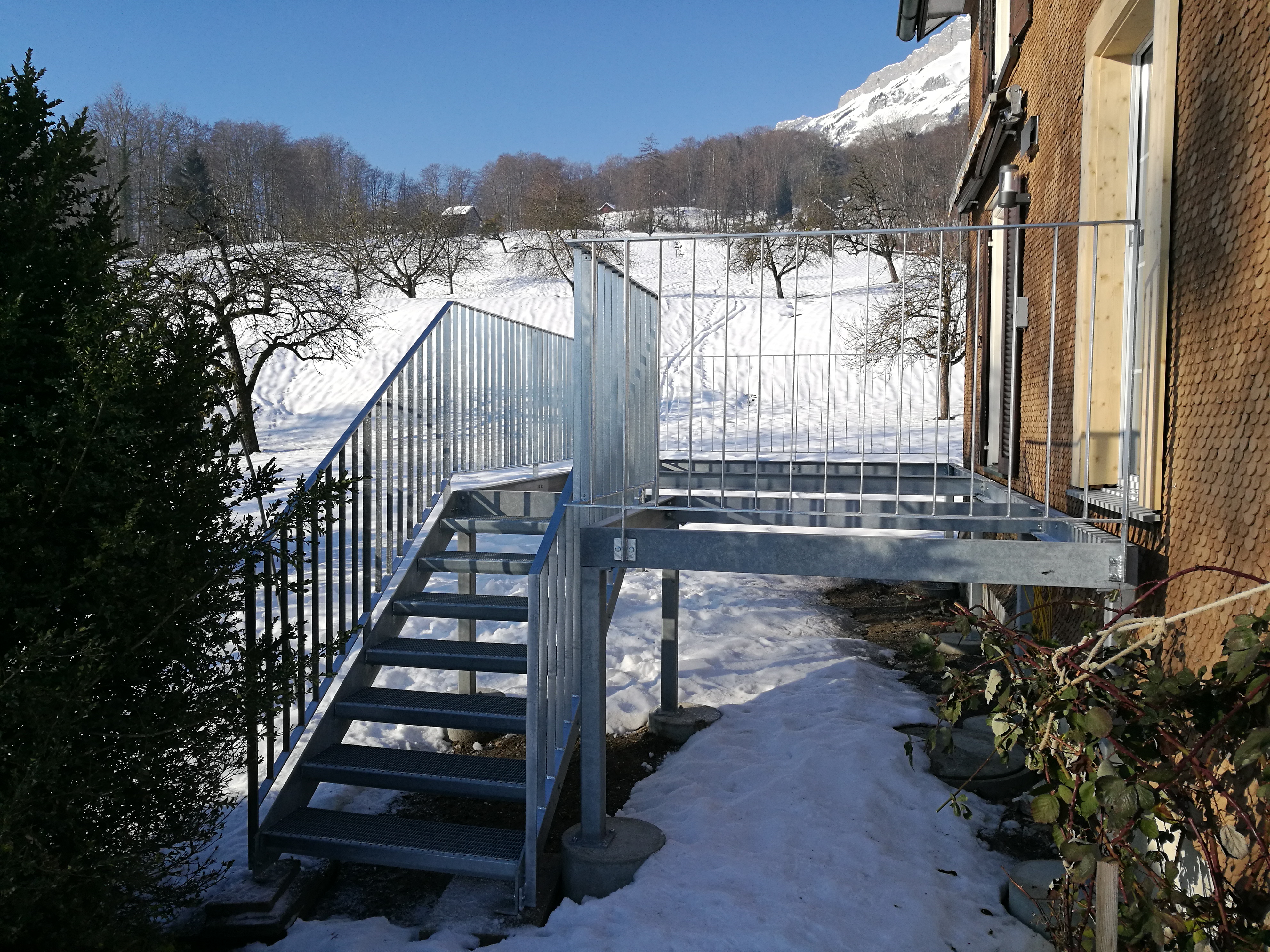 Aussentreppe aus Metall in winterlicher Umgebung