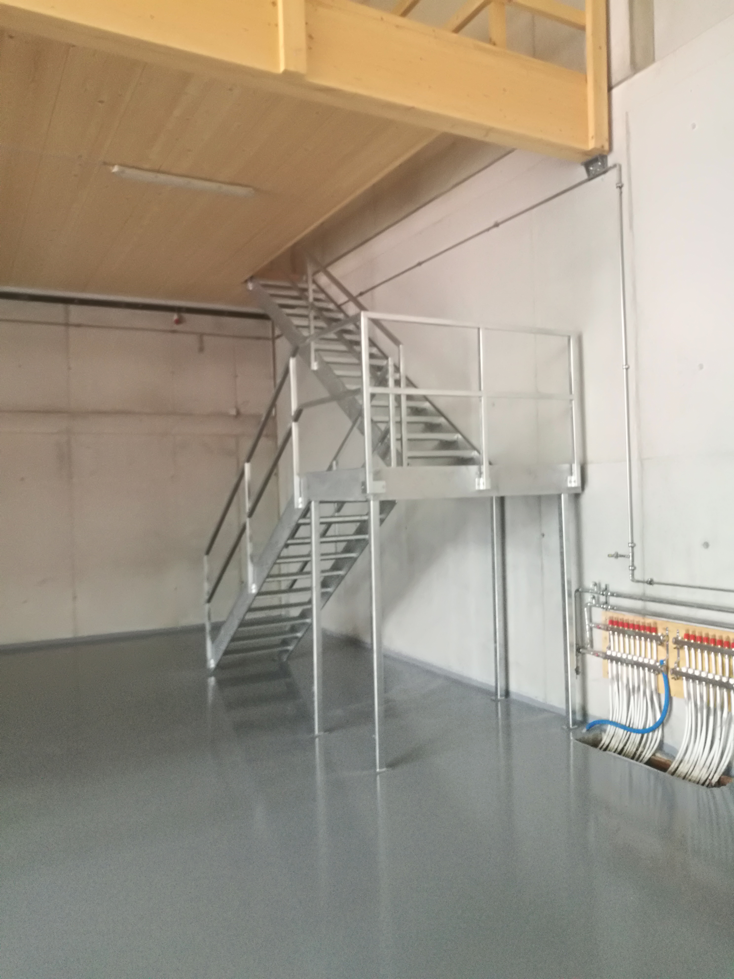 Geradläufige Metalltreppe in einem Technikraum